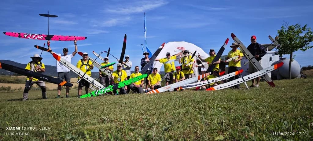 Participants amb els seus planadors al campionat F5 ALES 2024, fotografia de la galeria del club